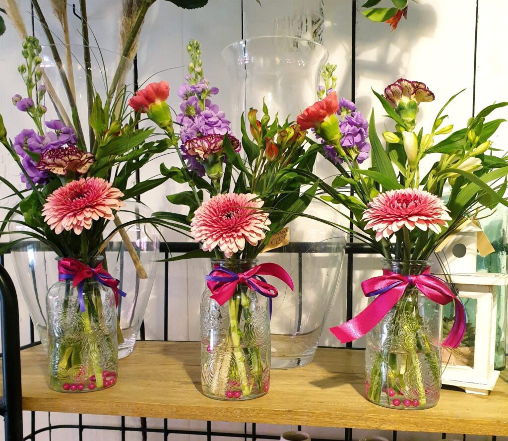 Bloemen in vaasjes van JW Bloemen en Planten