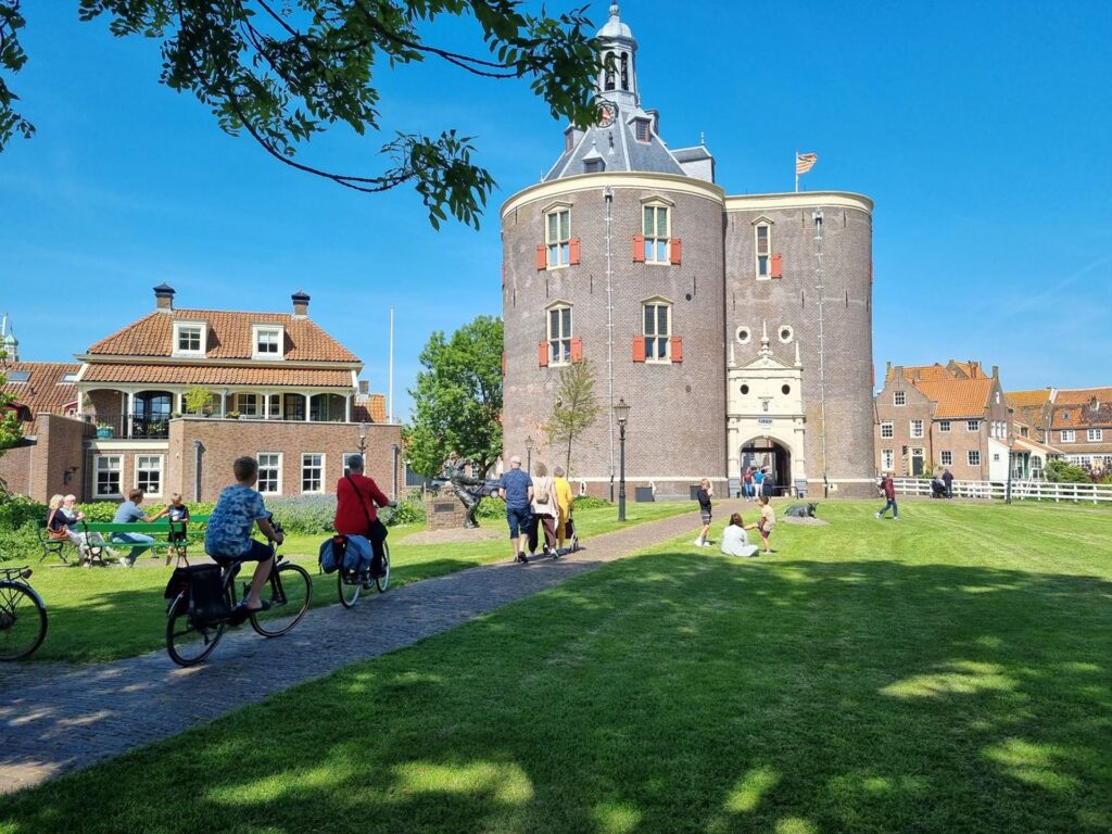 Fietsen langs de Drommedaris