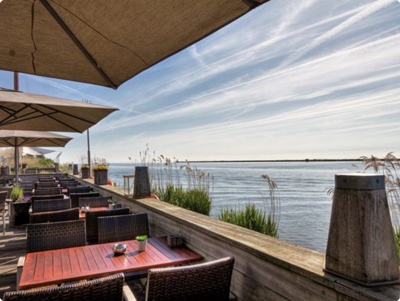 Terras bij Mastenbar met utizicht over het Ijselmeer