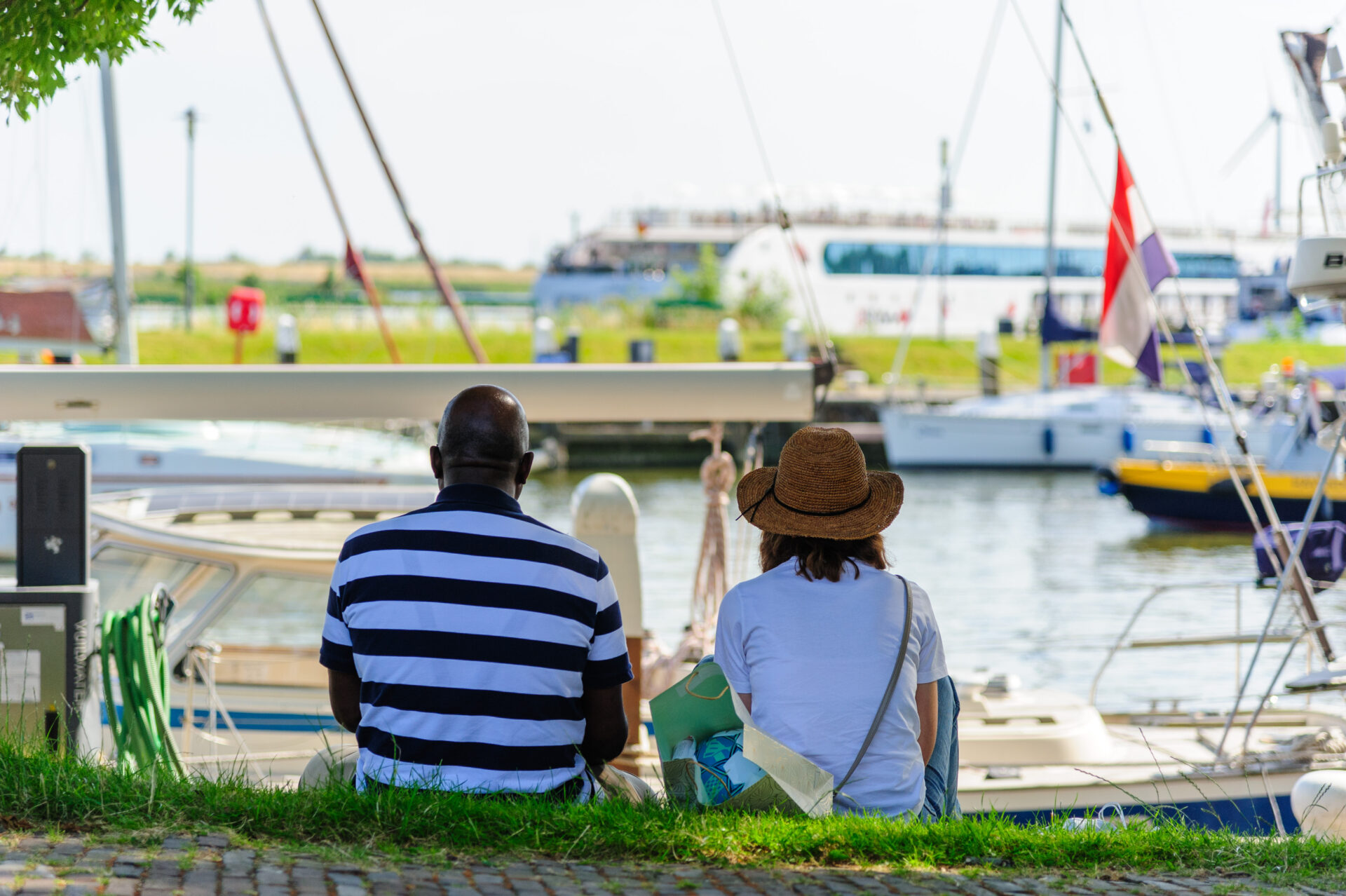Uitzicht op cruiseschepen bij haven