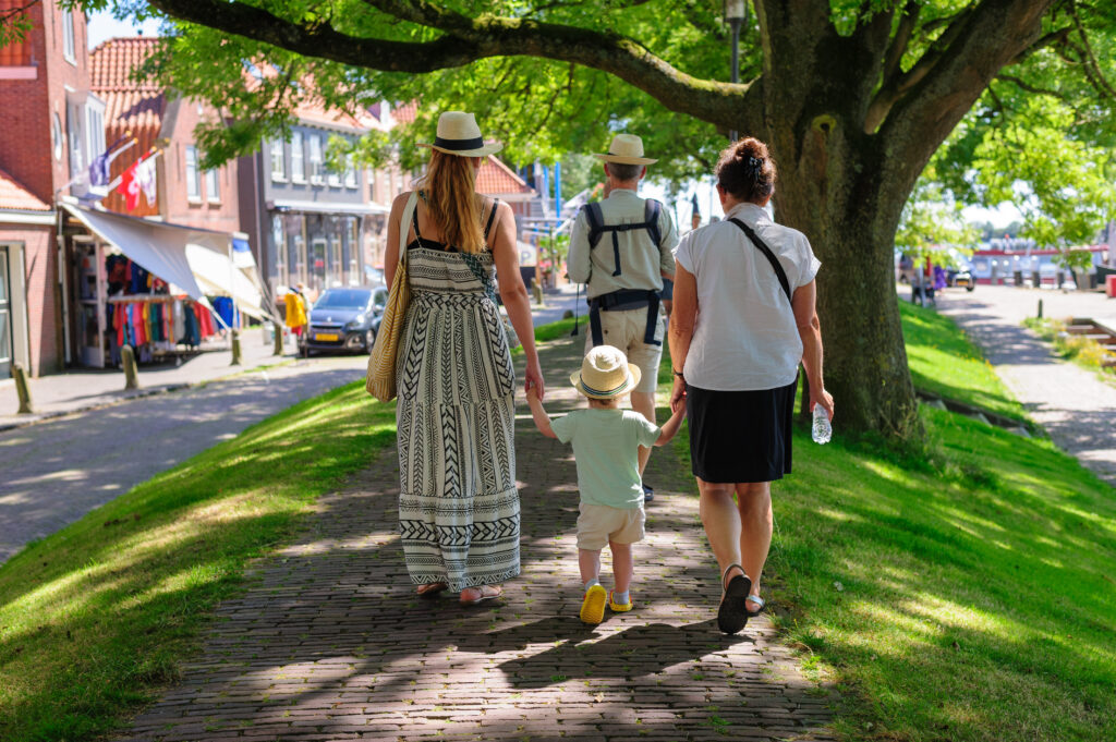 Wandeling gezin door Enkhuizen
