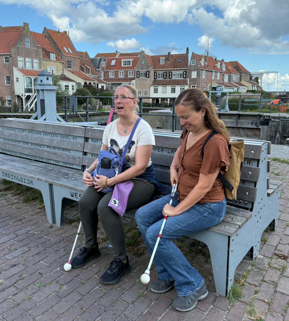 Op een bankje bij de sluis